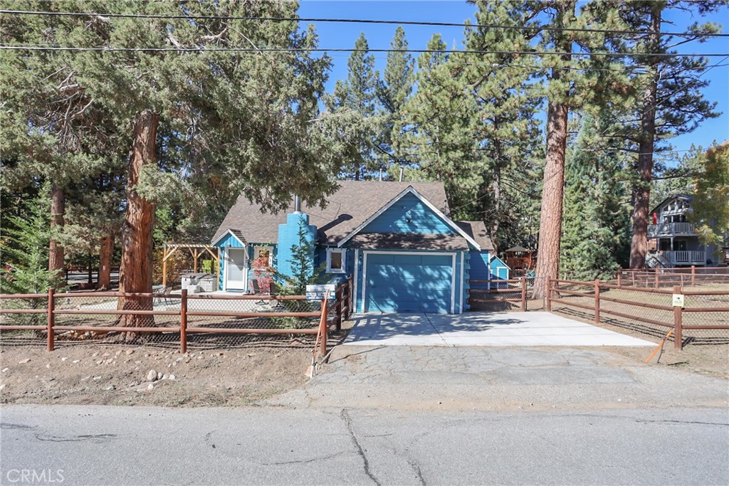 592 Douglas Street Property Photo 4