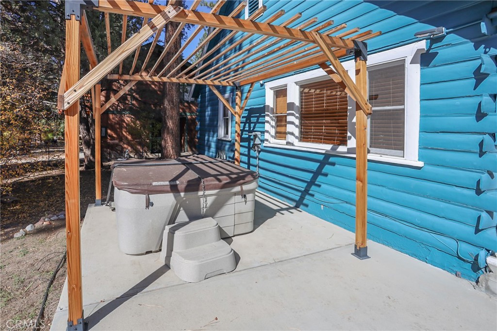 592 Douglas Street Property Photo 6