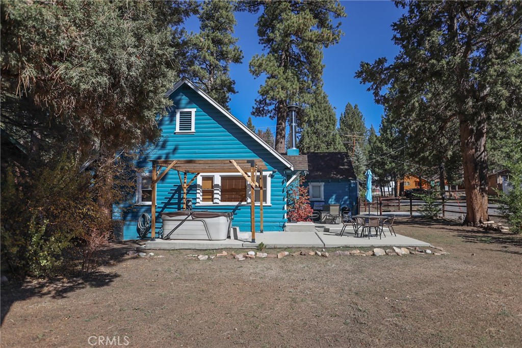 592 Douglas Street Property Photo 8