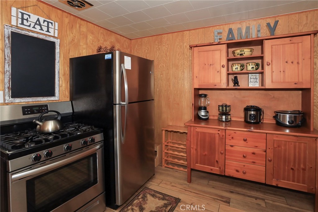 592 Douglas Street Property Photo 16