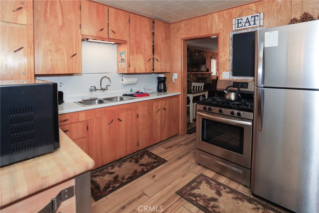 592 Douglas Street Property Photo 18