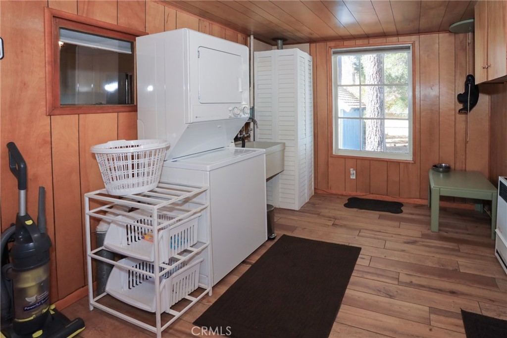 592 Douglas Street Property Photo 20