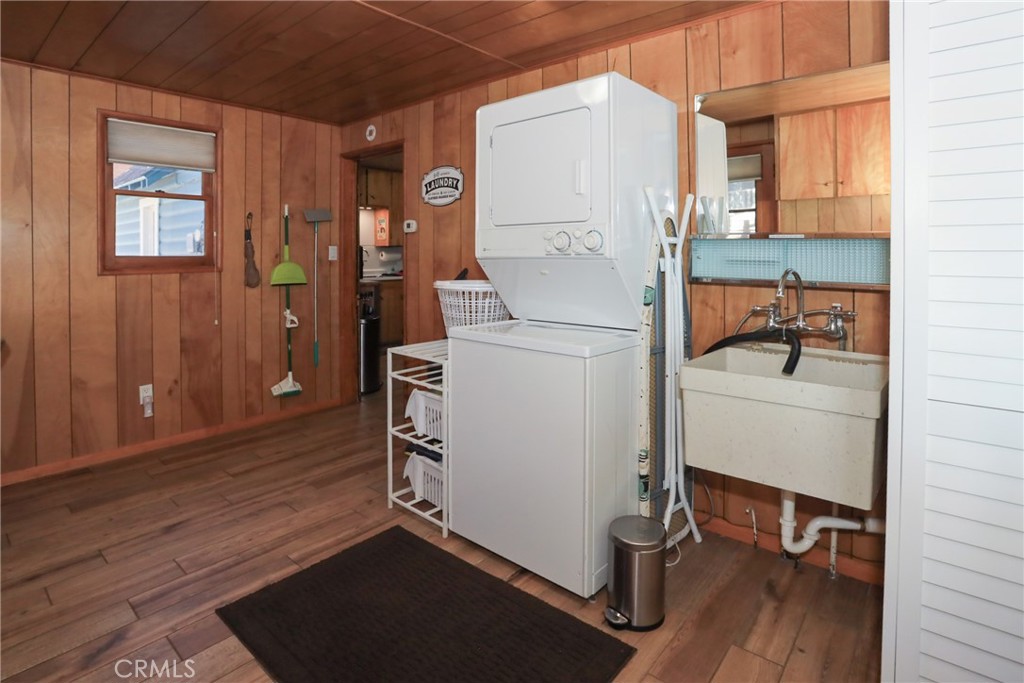 592 Douglas Street Property Photo 21
