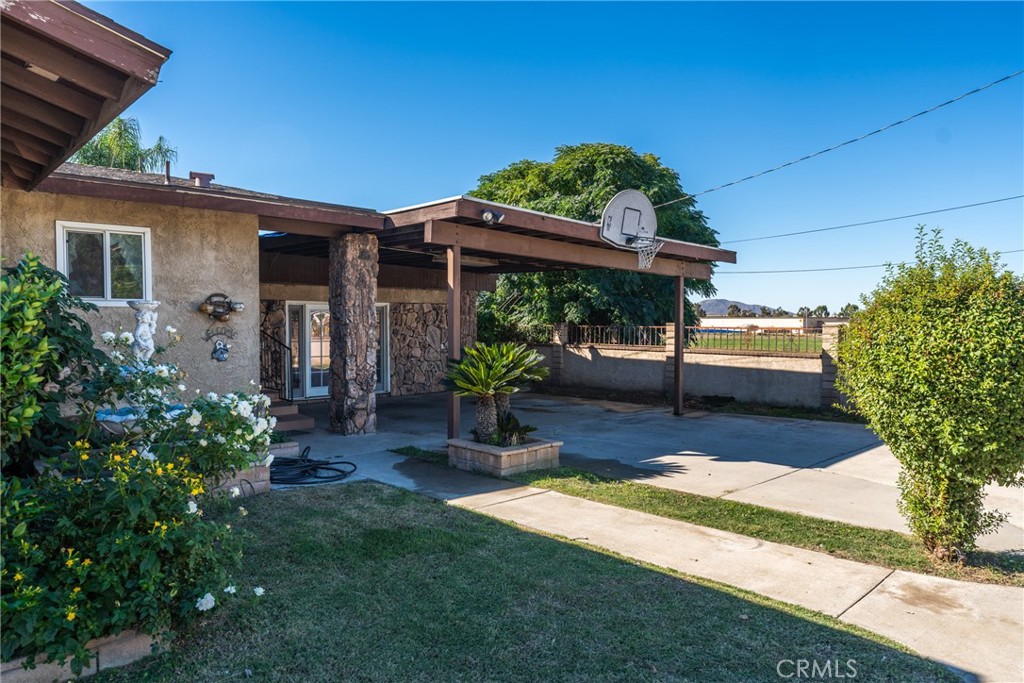831 W Lugonia Property Photo 7