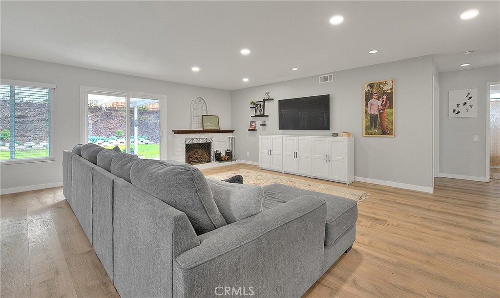 915 Auburndale Property Photo 8