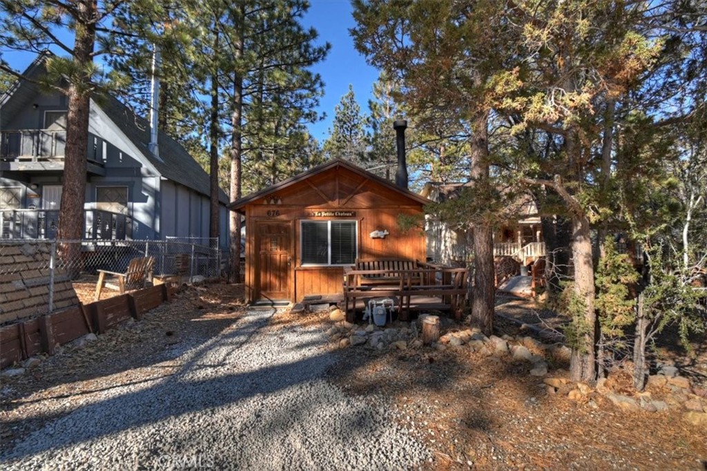 676 Pine Lane Property Photo 3