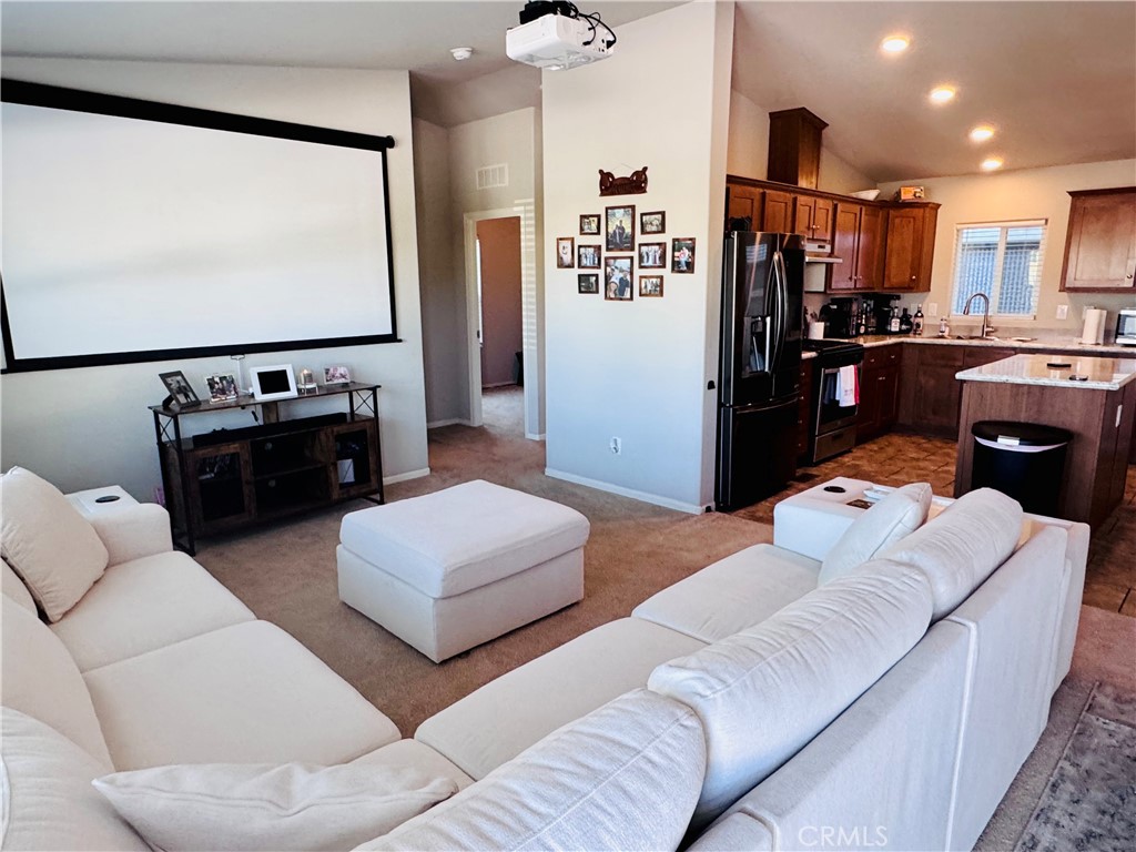 995 Pomona 63 Property Photo 4
