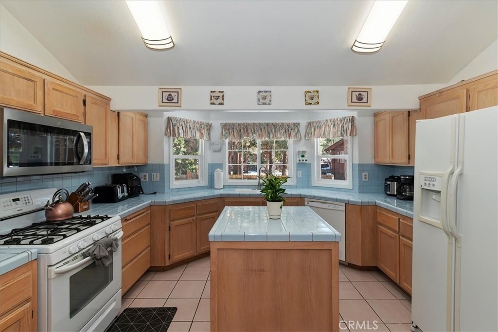 737 E Mountain View Property Photo 11