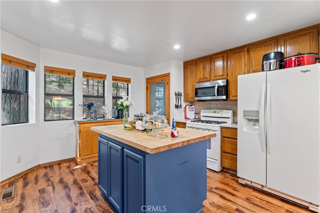 27528 Ashwood Lane Property Photo 2