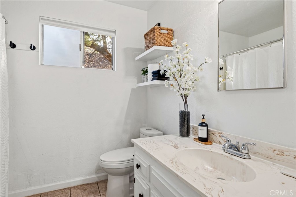 594 Los Angeles Avenue Property Photo 13