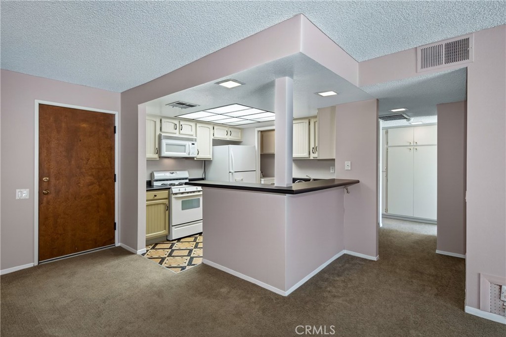 246 E Fern 205 Property Photo 2