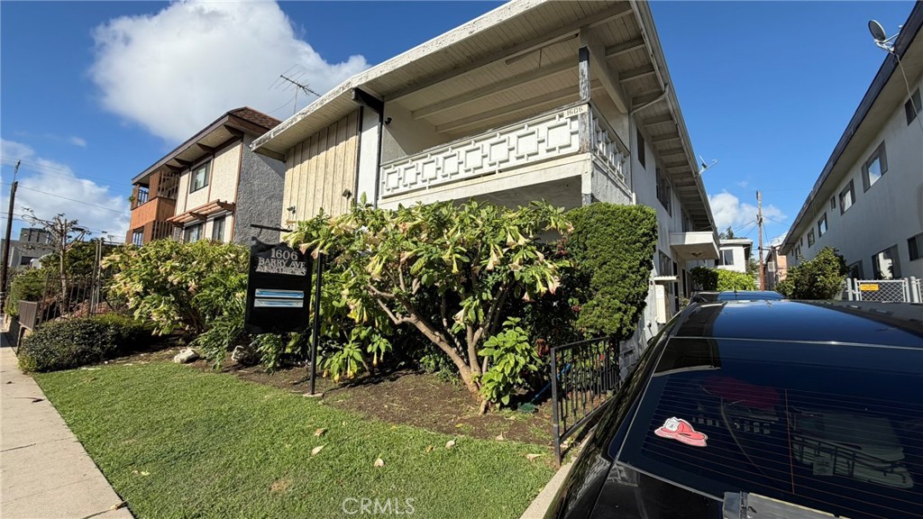 1606 Barry Property Photo 1