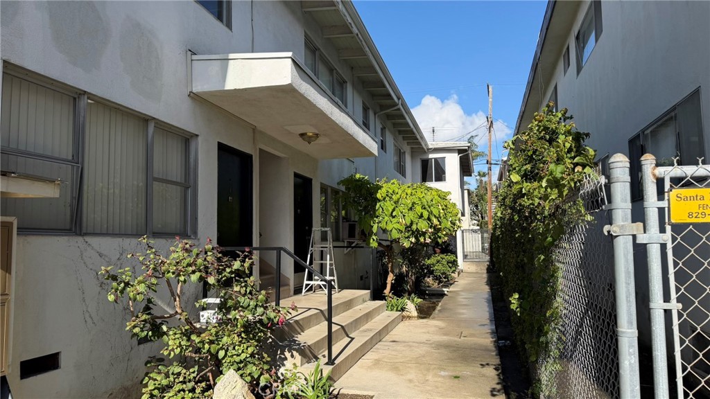 1606 Barry Property Photo 2