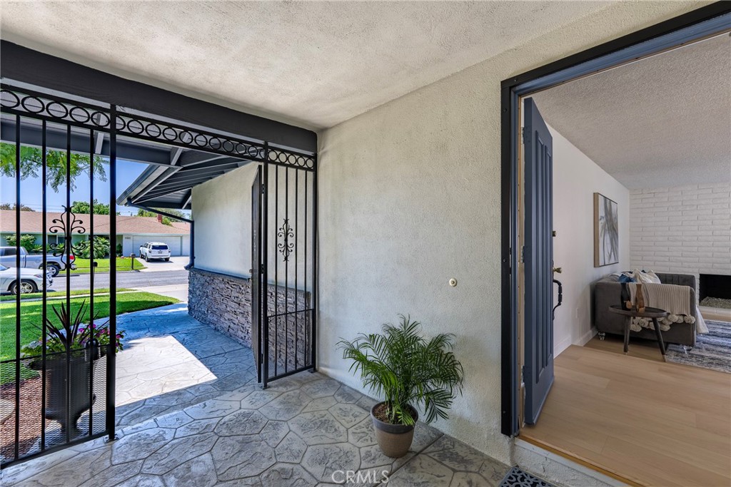 2845 Roncador Property Photo 8