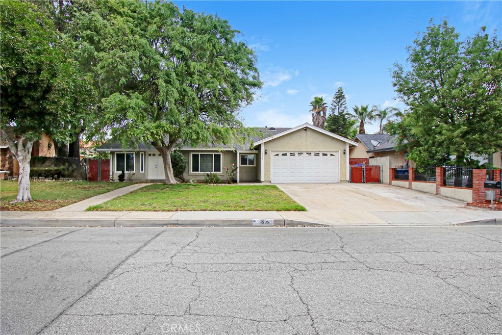 1535 E Hazeltine Property Photo 1