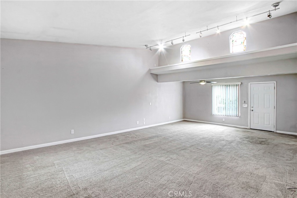 1535 E Hazeltine Property Photo 3