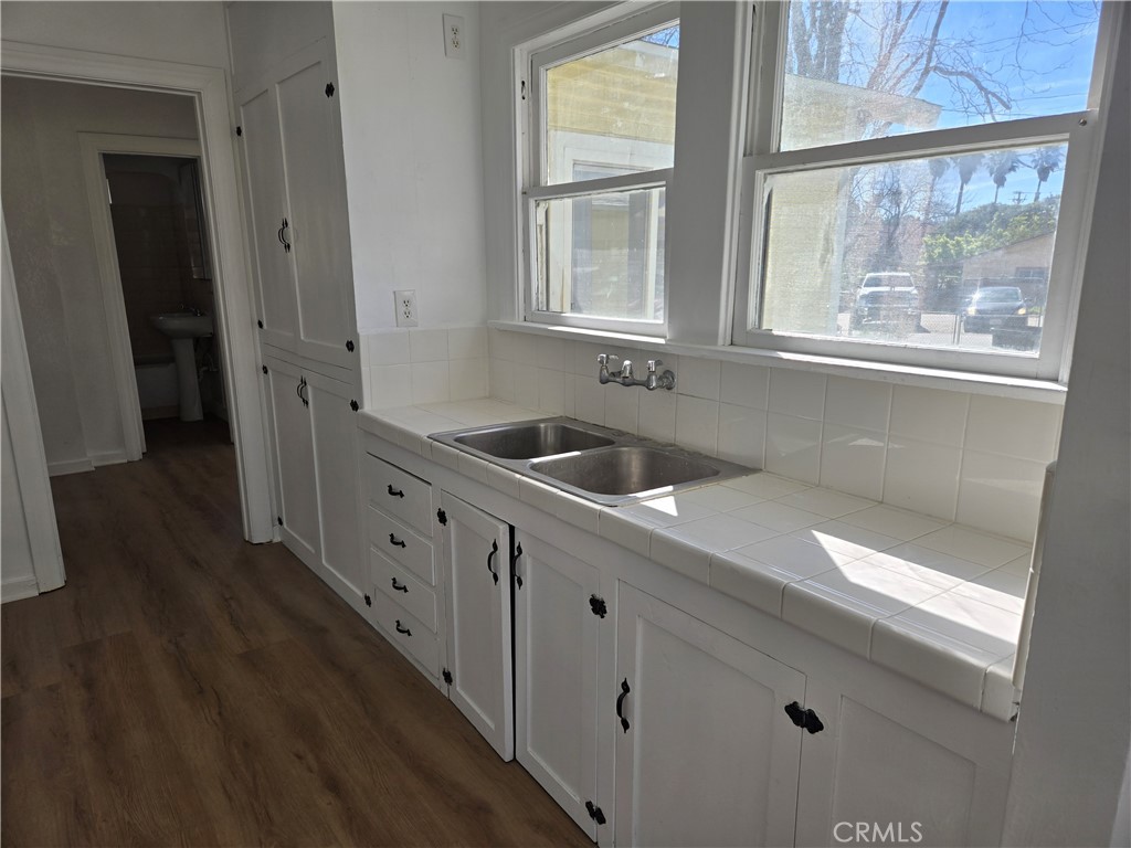 585 E 6th Street Property Photo 4