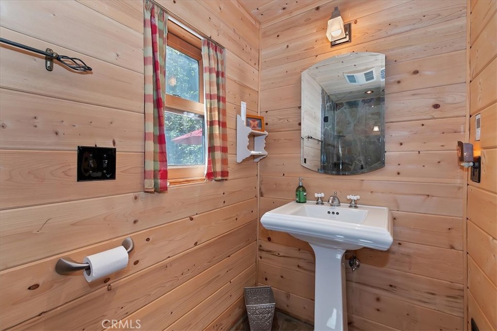 851 Cottage Grove Property Photo 15