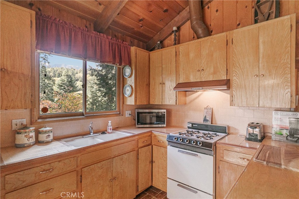 748 Lake Property Photo 3