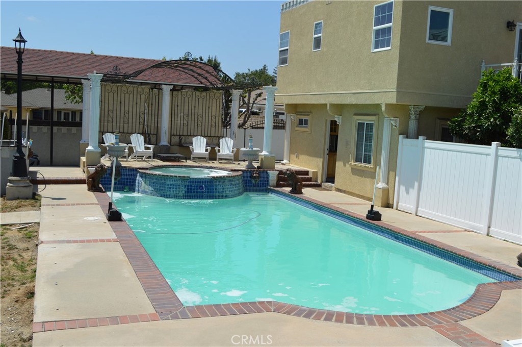 2215 N Euclid Property Photo 17