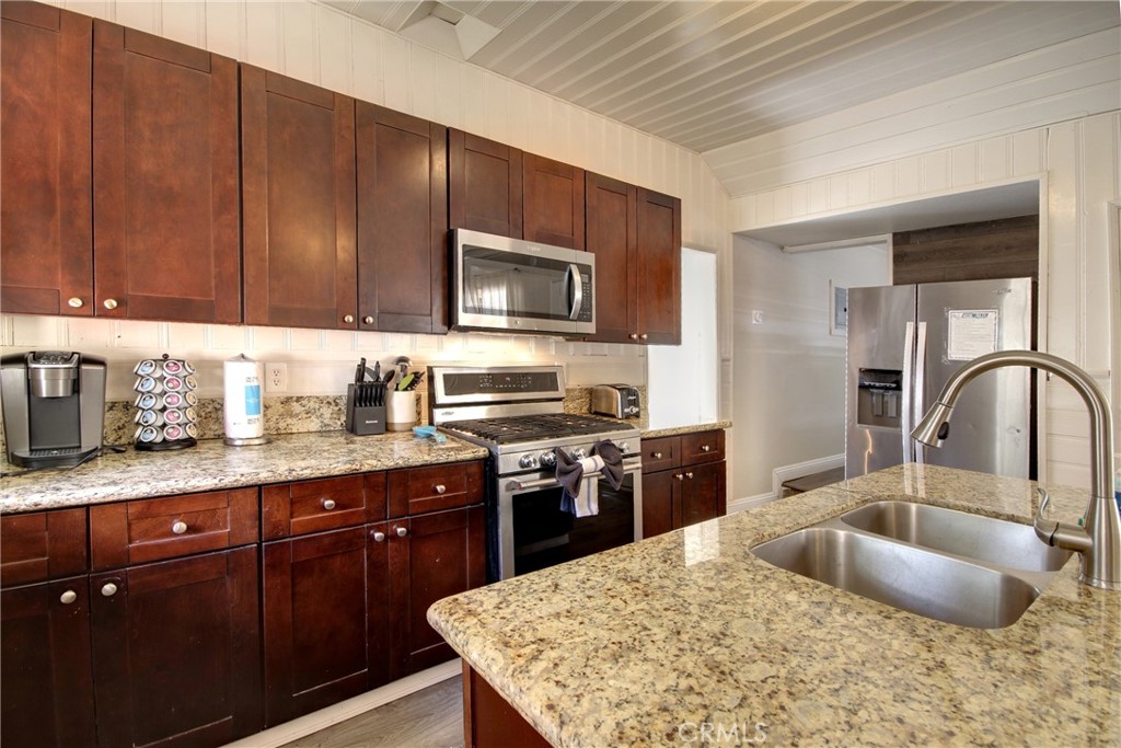 986 Cameron Drive Property Photo 12