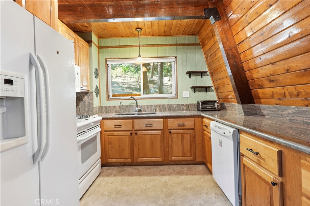 24091 Lakeview Property Photo 7