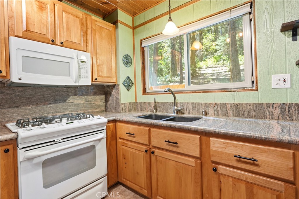 24091 Lakeview Property Photo 9
