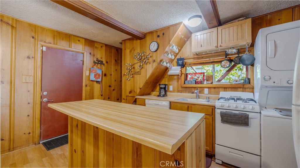 23683 Manzanita Property Photo 9