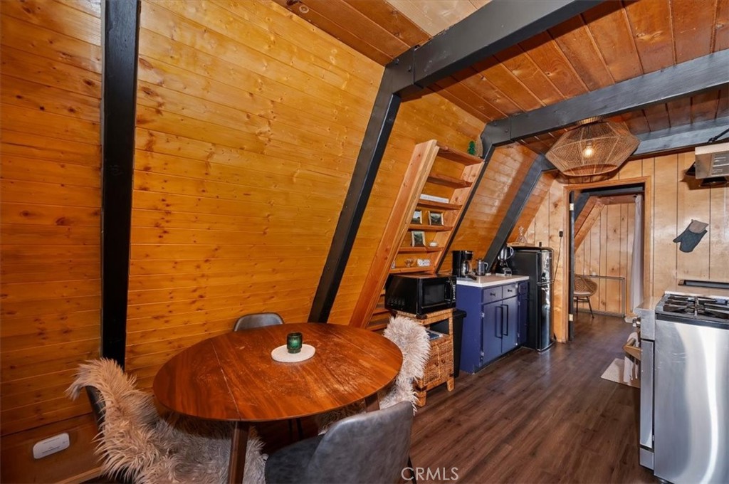 110 E North Shore Drive Property Photo 5