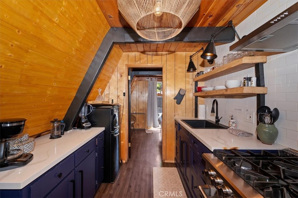 110 E North Shore Drive Property Photo 6
