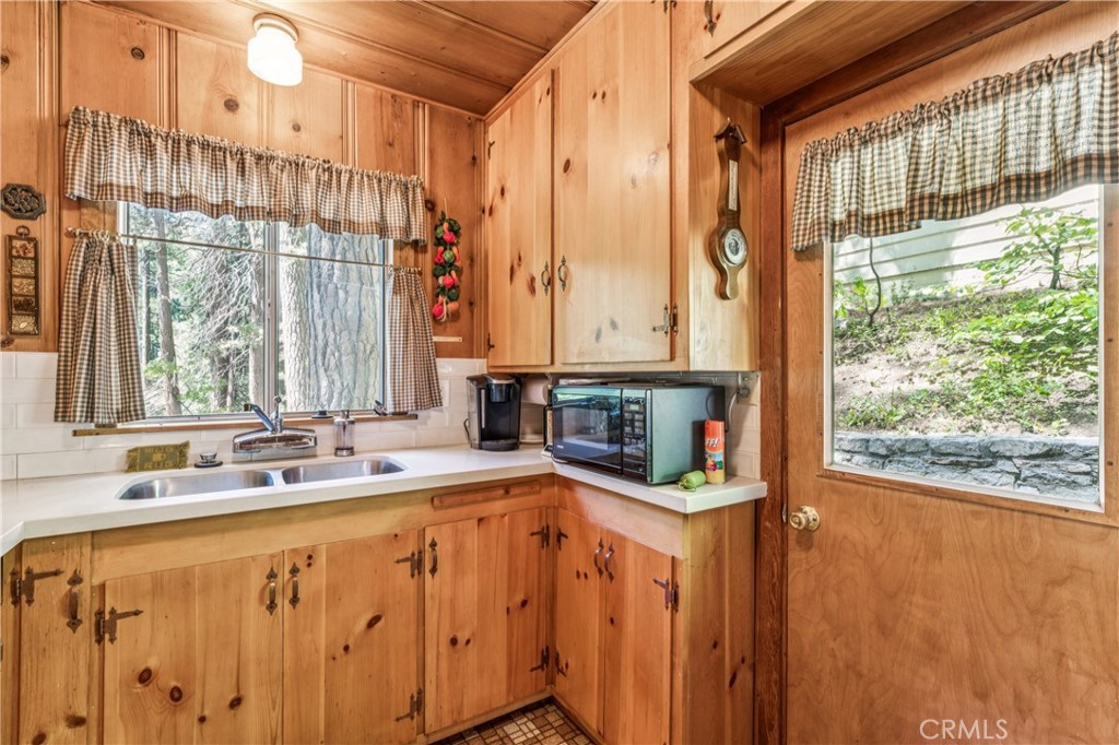 404 Hillside Property Photo 12