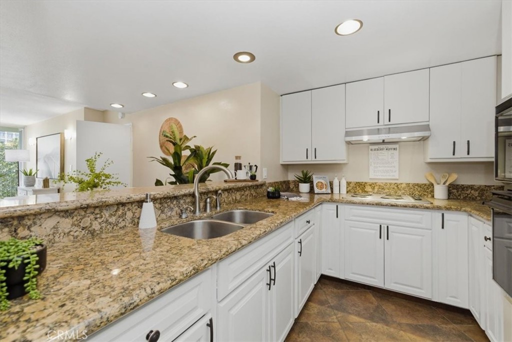 700 E Ocean 601 Property Photo 8