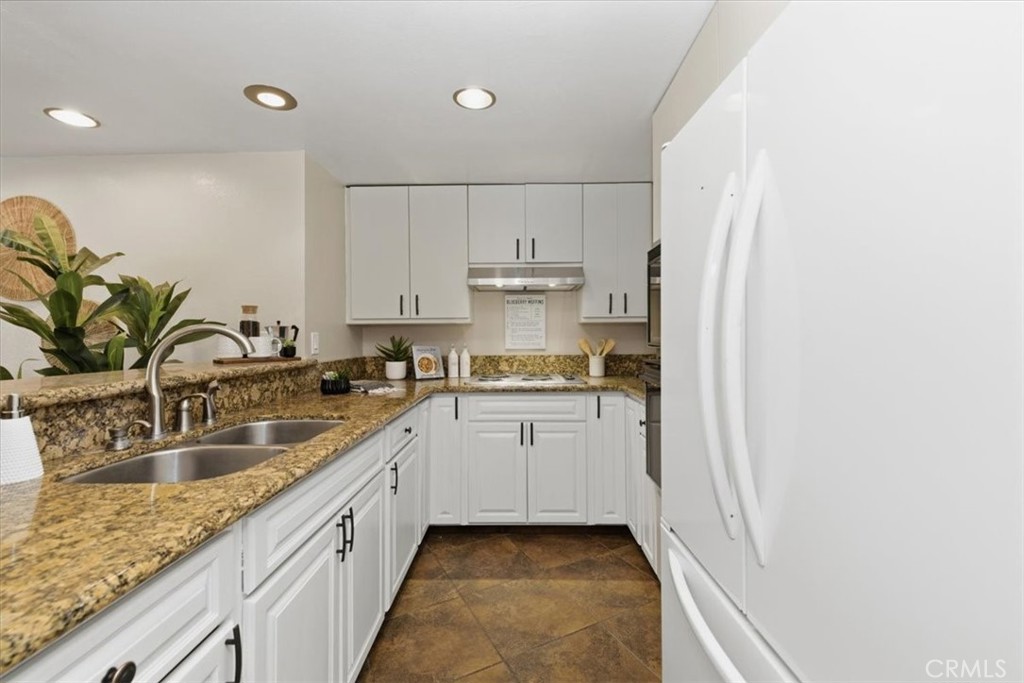 700 E Ocean 601 Property Photo 21