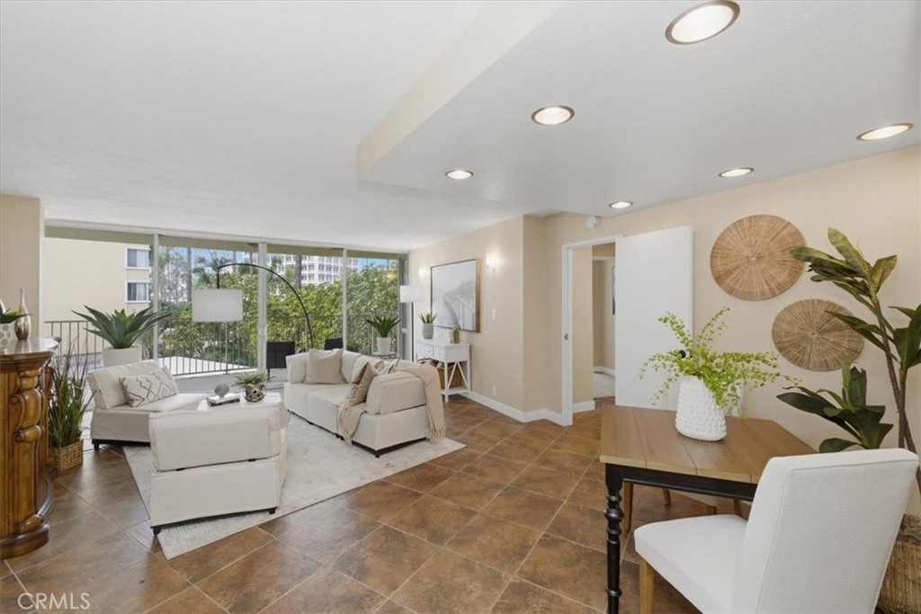 700 E Ocean 601 Property Photo 25