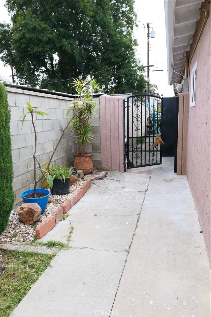 1504 S Haskins Property Photo 8