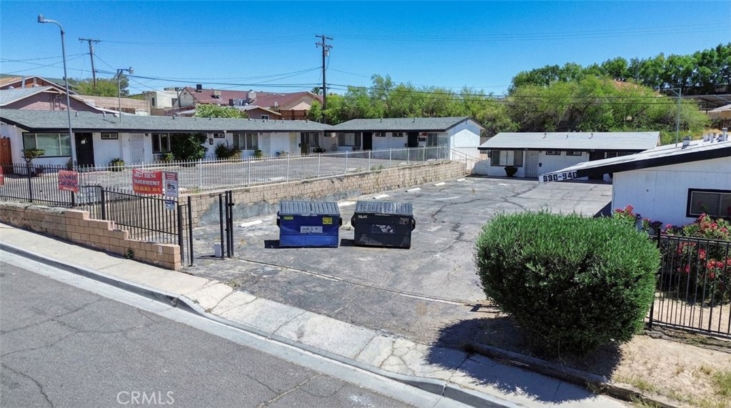 518 W Fredricks Property Photo 1