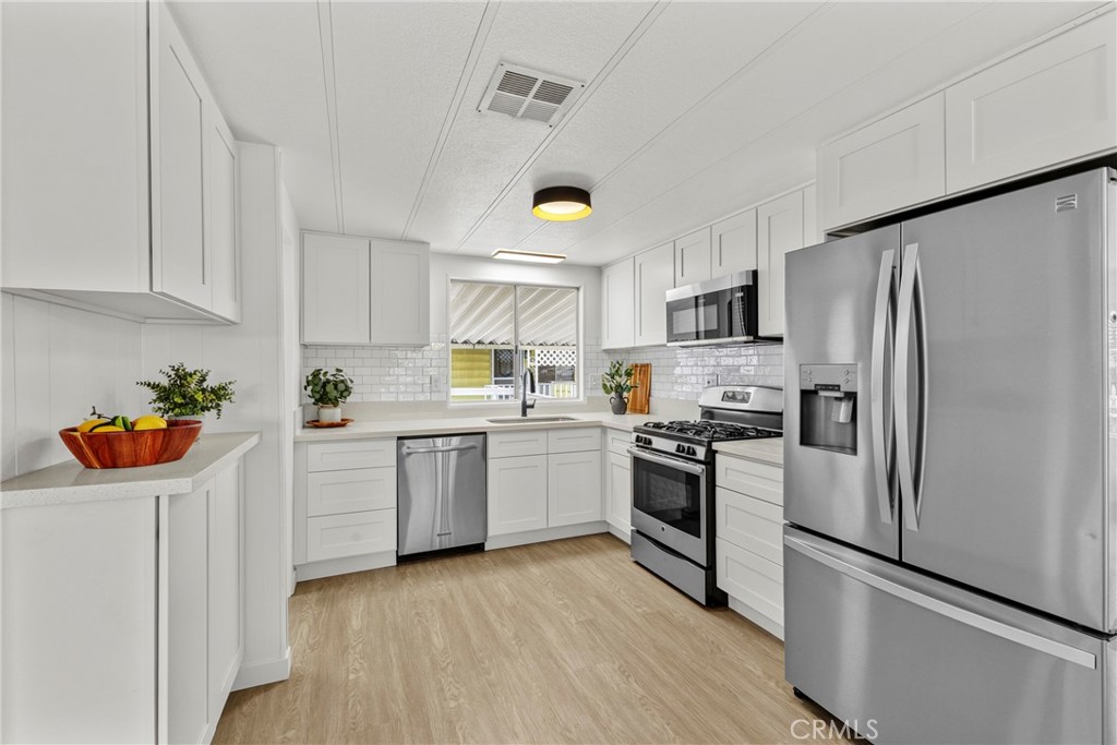 9391 California Ave 13 Property Photo 5