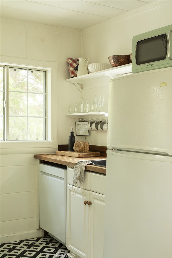 26498 Lake Forest Drive Property Photo 8