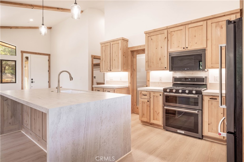 1436 Klamath Property Photo 3