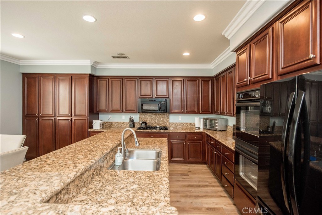 2815 Douglas Way Property Photo 4