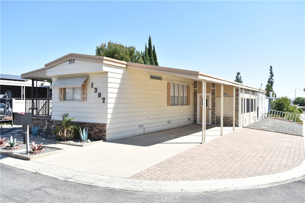 1307 Orangewood Square Property Photo 3