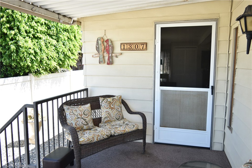 1307 Orangewood Square Property Photo 5
