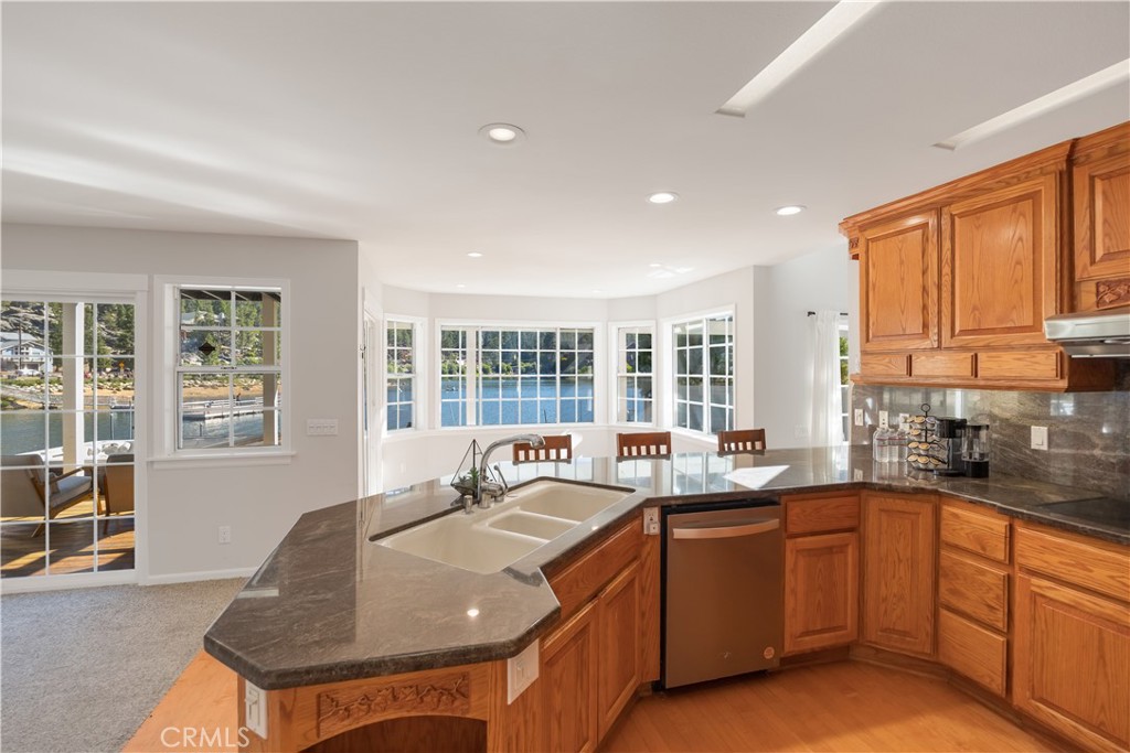 735 Tayles Point Road Property Photo 15