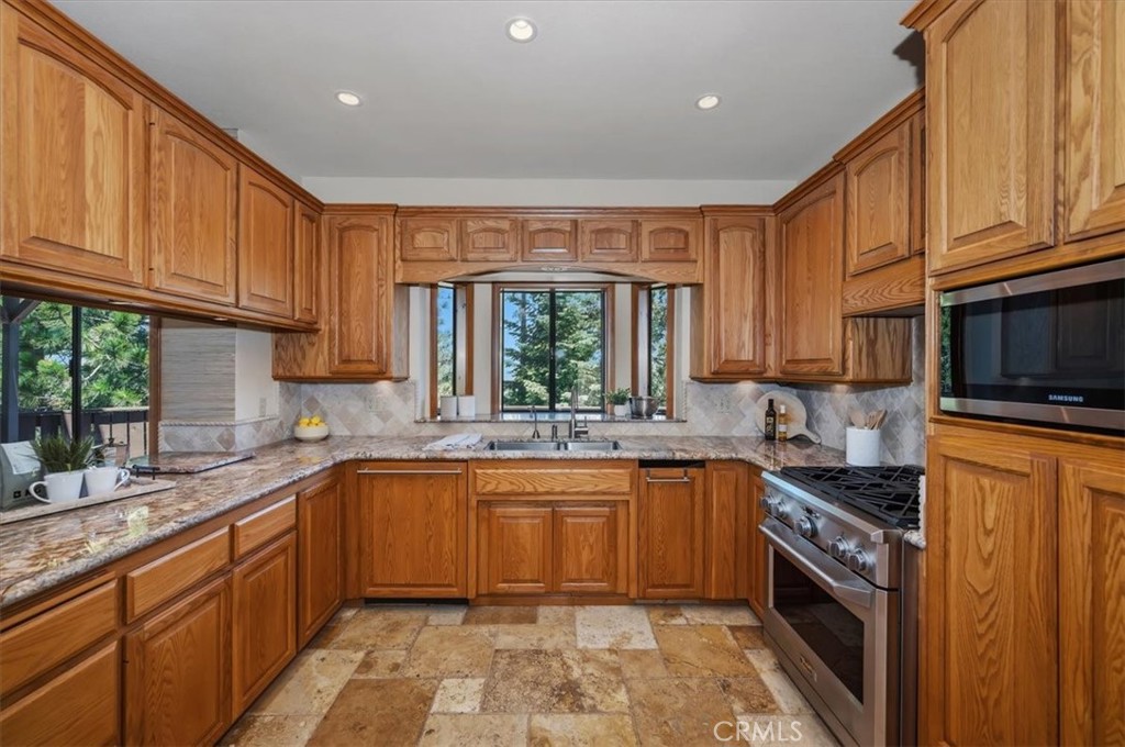 26077 Walnut Hills Property Photo 10