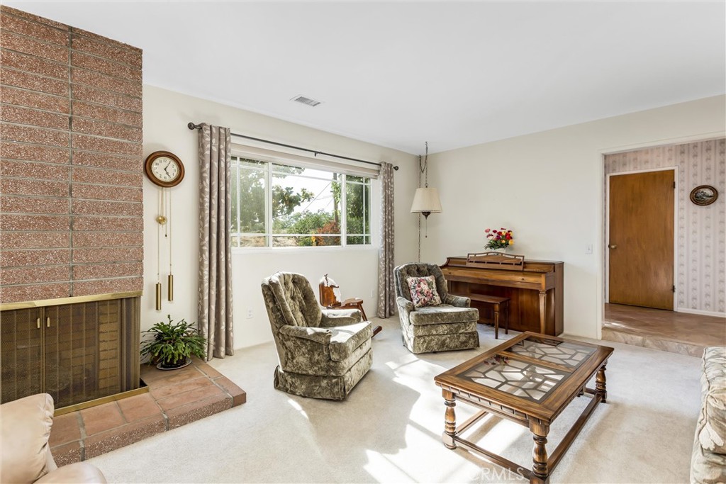 1041 Holmes Property Photo 7