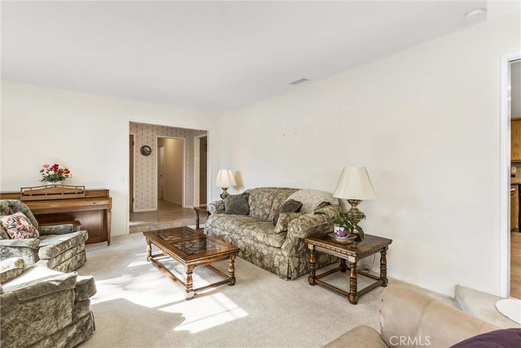 1041 Holmes Property Photo 8