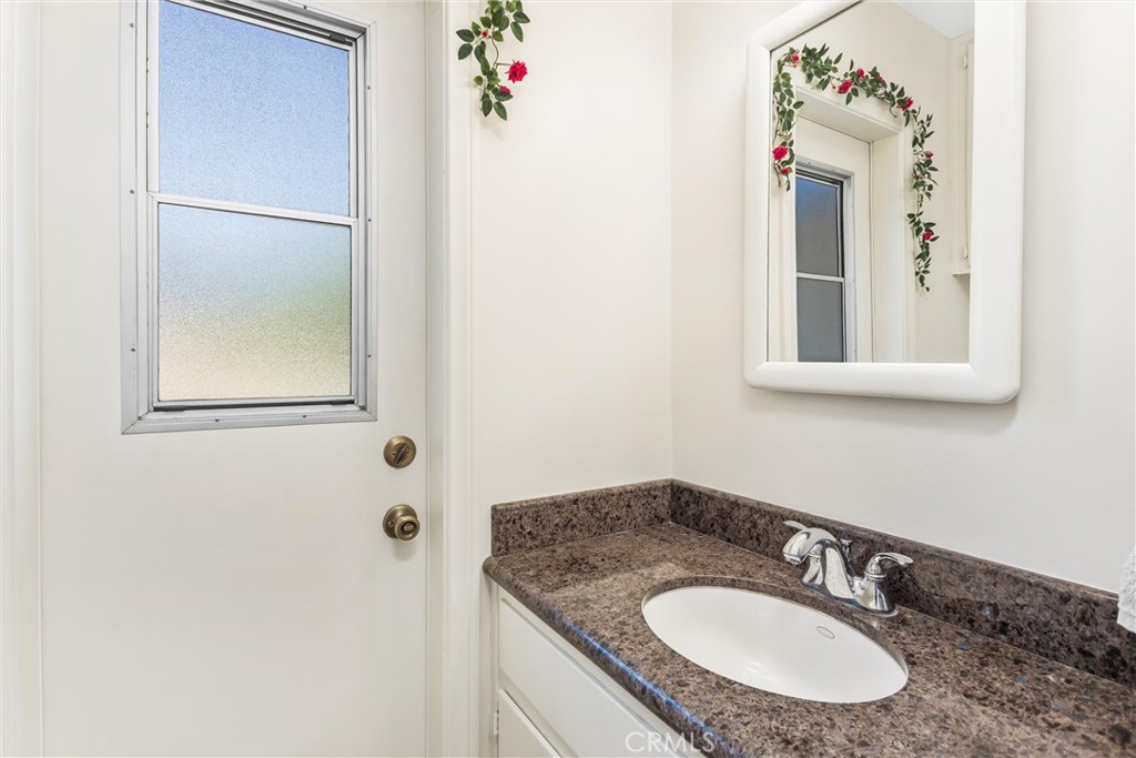 1041 Holmes Property Photo 19