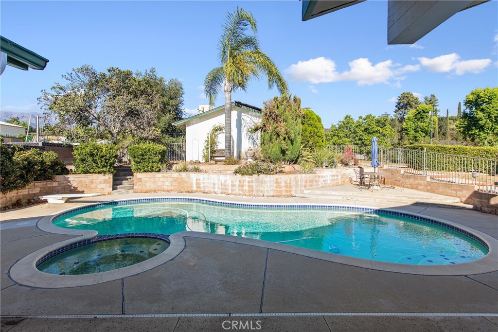 1041 Holmes Property Photo 29