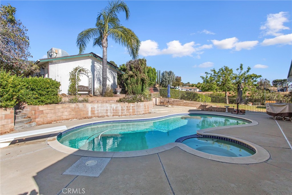 1041 Holmes Property Photo 30