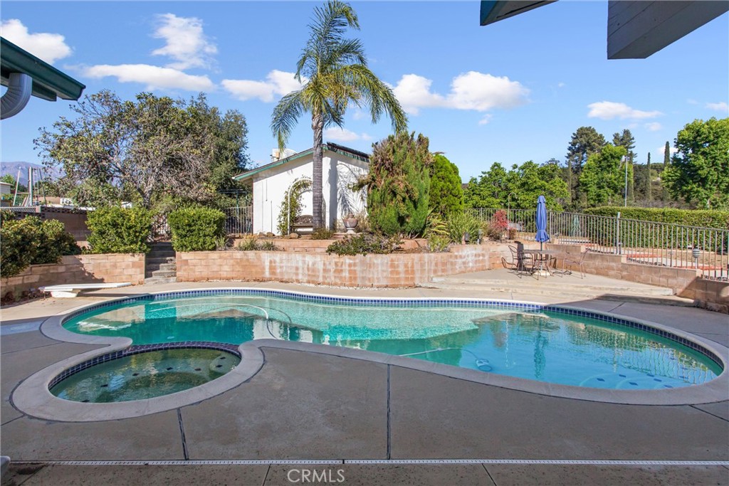 1041 Holmes Property Photo 31